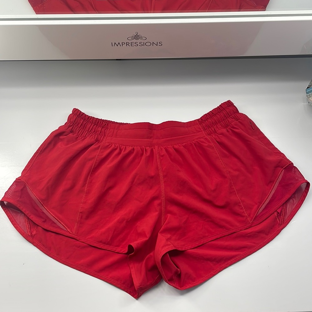 Lululemon hotty hot low-rise shorts 2.5” size 8